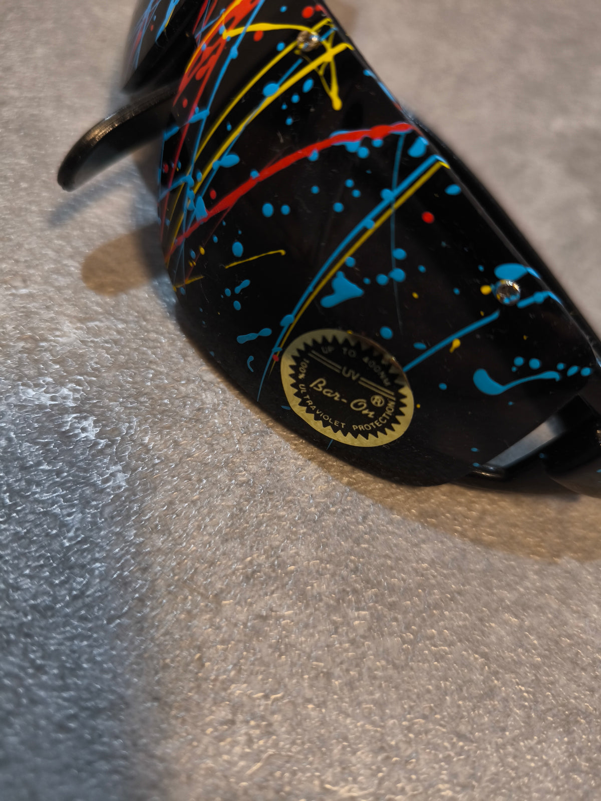 Y2K Shield Sonnenbrille Schwarz Paint Splatter Retro 2000s UV400